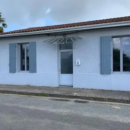 Jolie Medocaine Avec Jardin * Saint-Estephe (Gironde)