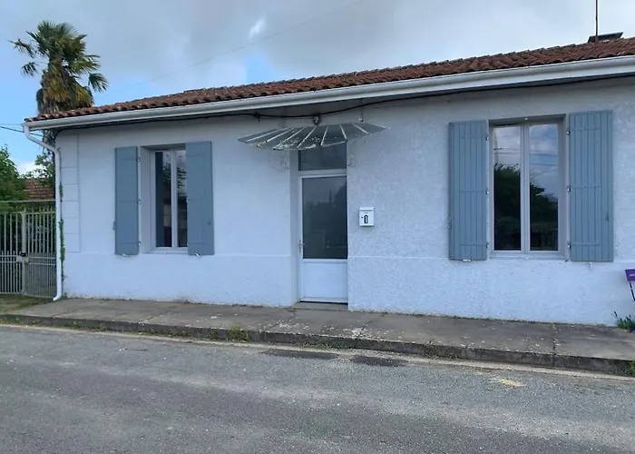 Jolie Medocaine Avec Jardin * Saint-Estephe (Gironde)